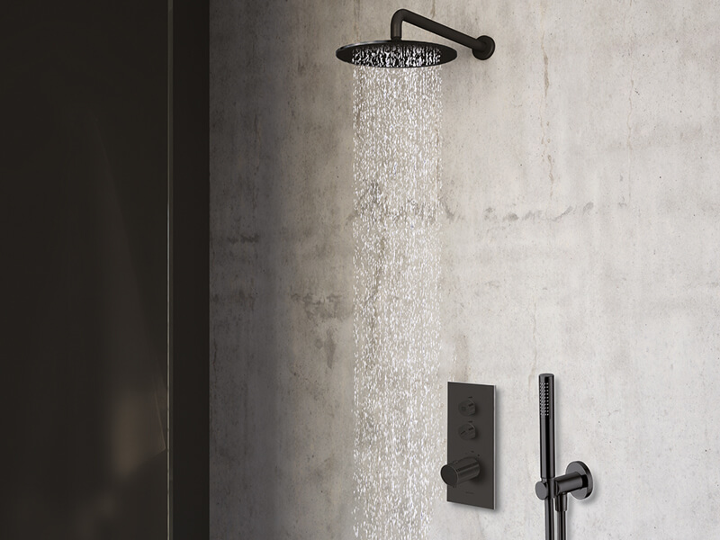 Une colonne de douche encastrée dans une salle de bain design
