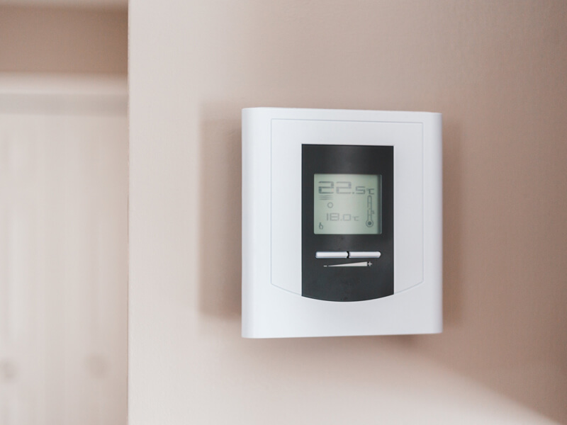 Un thermostat d’ambiance connecté à votre système de chauffage, régule la température dans les différentes pièces de votre logement