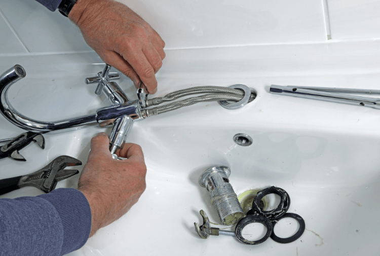 Comment installer facilement un mitigeur de lavabo ?